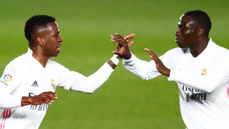 La Liga: HLV Zinedine Zidane táo bạo, Real Madrid thoát thua