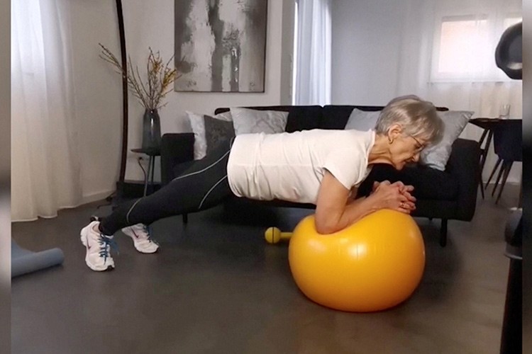 Cụ bà 81 tuổi trở thành ngôi sao mạng nhờ nhảy cha cha cha với chồng