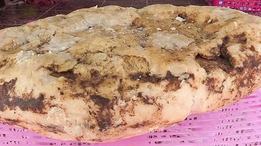 Đi dạo trên bãi biển, vô tình nhặt được khối long diên hương trị giá hơn 6 tỷ đồng