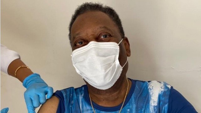 Vua bóng đá Pele hào hứng khoe được tiêm vaccine phòng Covid-19