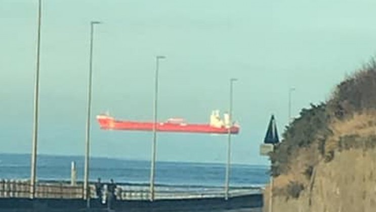 Ảo ảnh con thuyền lơ lửng trên mặt biển gây hoang mang dư luận