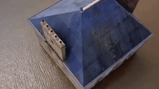 Ngôi nhà hoang xiêu vẹo trên sông, về đêm phát ra ánh sáng điện mờ ảo