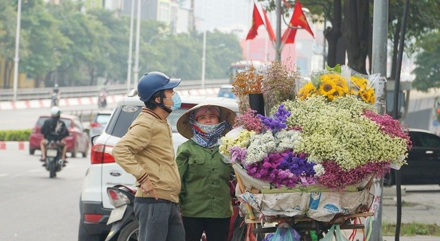 Cận ngày 8/3, hoa tươi bán dọc vỉa hè, tiểu thương "đứng ngồi" chờ khách