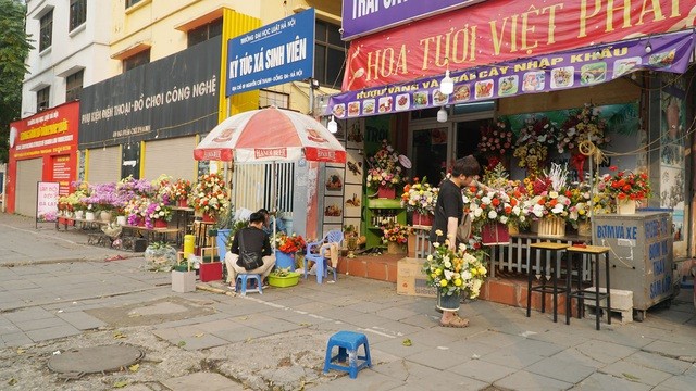 Cận ngày 8/3, hoa tươi bán dọc vỉa hè, tiểu thương "đứng ngồi" chờ khách