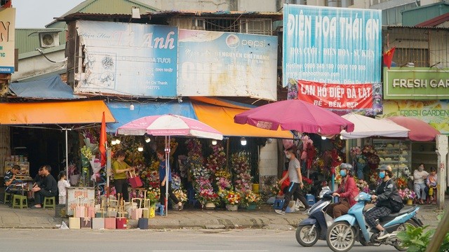 Cận ngày 8/3, hoa tươi bán dọc vỉa hè, tiểu thương "đứng ngồi" chờ khách