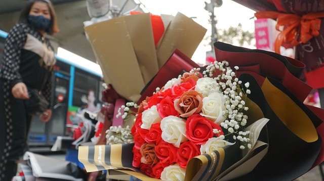 Cận ngày 8/3, hoa tươi bán dọc vỉa hè, tiểu thương "đứng ngồi" chờ khách