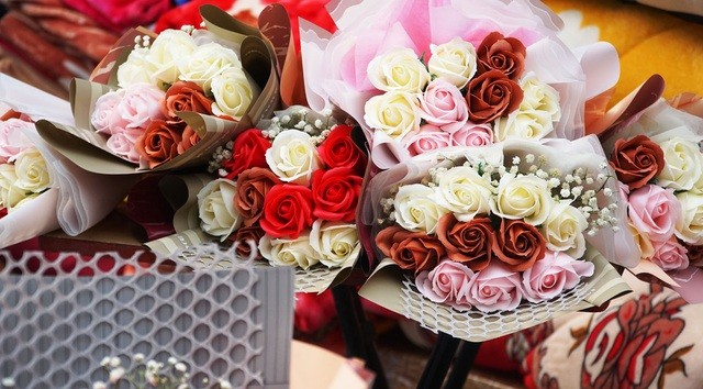 Cận ngày 8/3, hoa tươi bán dọc vỉa hè, tiểu thương "đứng ngồi" chờ khách