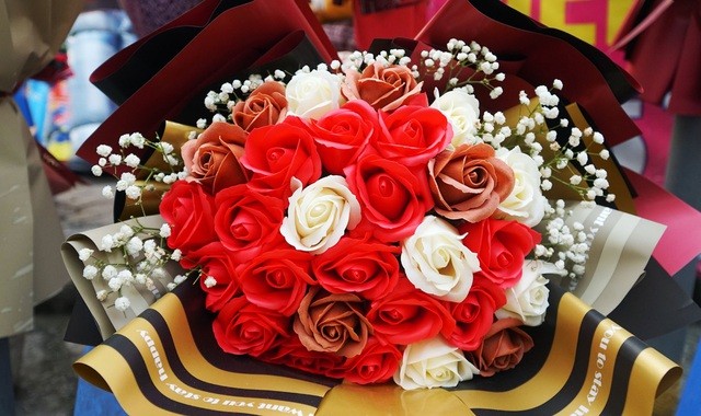 Cận ngày 8/3, hoa tươi bán dọc vỉa hè, tiểu thương "đứng ngồi" chờ khách