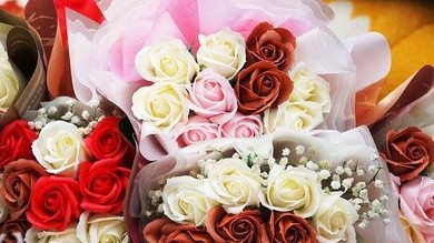 Hà Nội: Gần ngày 8/3, hoa tươi bán dọc vỉa hè, tiểu thương chờ khách