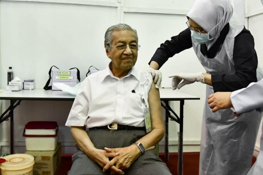Cựu Thủ tướng Mahathir trở thành người Malaysia già nhất tiêm vaccine ngừa Covid-19 Cựu Thủ tướng Mahathir trở thành người Malaysia già nhất tiêm vaccine ngừa Covid-19