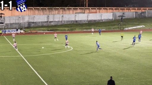 Pha phản lưới nhà khó tin từ giữa sân