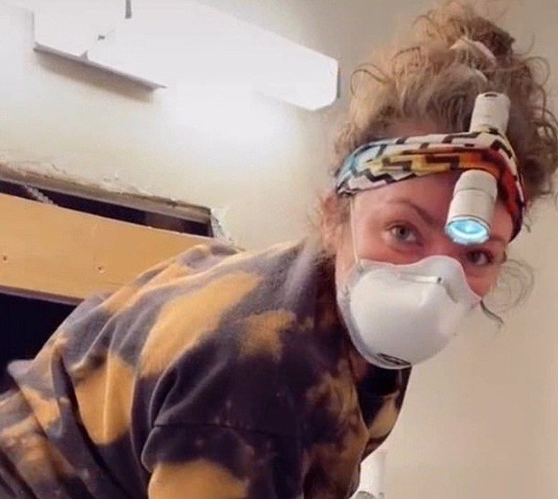 Căn phòng bí ẩn sau tấm gương phòng tắm