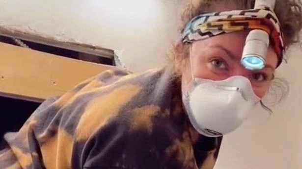 Căn phòng bí ẩn sau tấm gương phòng tắm