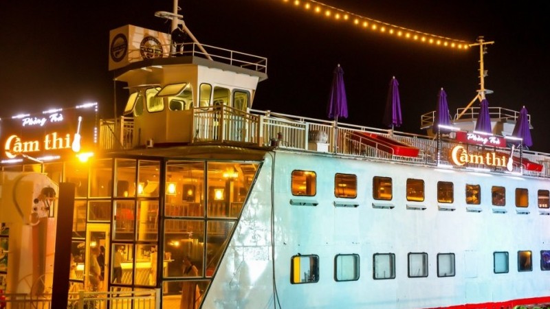 Du lịch Cần Thơ: Độc đáo loại hình du lịch nghệ thuật phòng trà 'chiếc phà cũ' trên sông Hậu