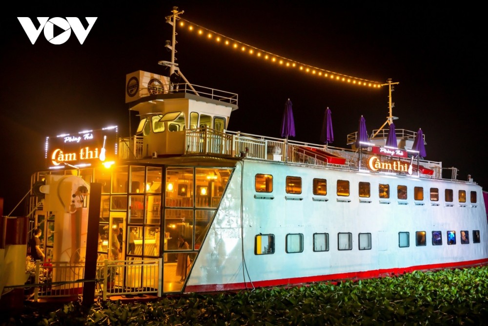 Du lịch Cần Thơ: Độc đáo loại hình du lịch nghệ thuật phòng trà “Chiếc phà cũ” trên sông Hậu