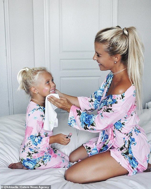 Nữ bồi bàn đổi đời nhờ đăng ảnh mặc đồ đôi với con gái trên mạng xã hội Nữ bồi bàn đổi đời nhờ đăng ảnh mặc đồ đôi với con gái trên mạng xã hội