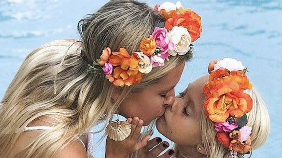 Nữ bồi bàn nổi tiếng 'gây sốt' trên mạng xã hội khi đăng ảnh mặc đồ đôi với con gái