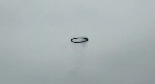 Vòng tròn đen bí ẩn xuất hiện trên bầu trời Vòng tròn đen bí ẩn xuất hiện trên bầu trời