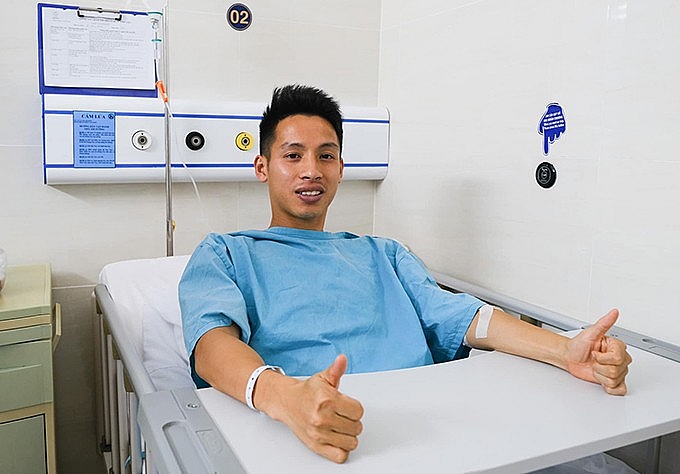 Hùng Dũng chuẩn bị lên bàn mổ. (Nguồn: HNFC