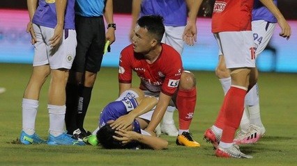 Báo chí thế giới lên án pha tắc bóng kinh hoàng của Ngô Hoàng Thịnh đối với Hùng Dũng