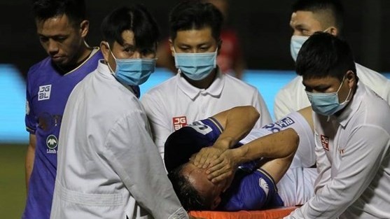 Ban kỷ luật VFF họp khẩn để ra án phạt Hoàng Thịnh sau pha bóng với Hùng Dũng