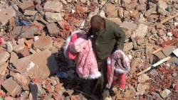 Ai Cập: Em bé 6 tháng tuổi sống sót kỳ diệu trong tòa nhà sập