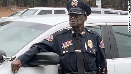 Cảnh sát cần mẫn, chưa có ý định nghỉ hưu... ở tuổi 91 Cảnh sát cần mẫn, chưa có ý định nghỉ hưu... ở tuổi 91