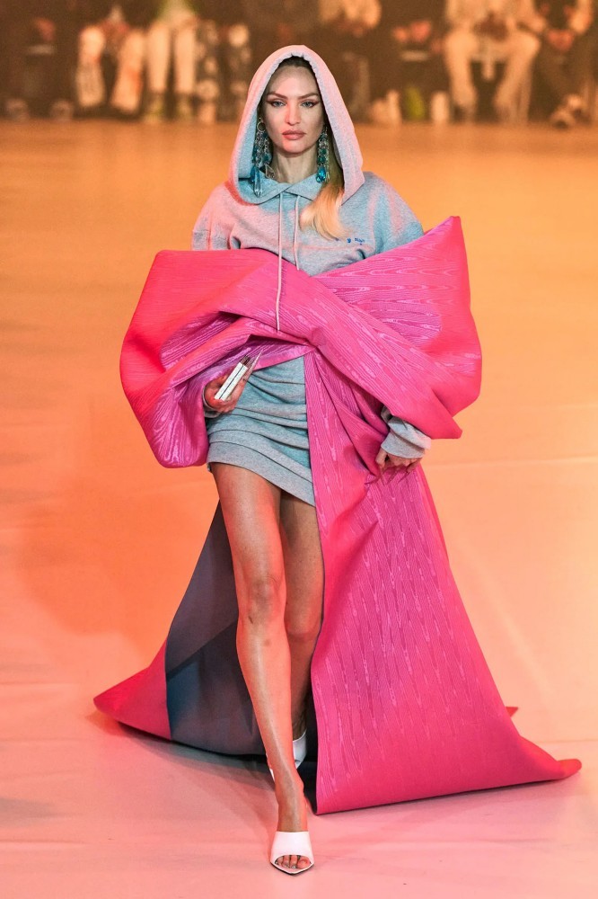 Cindy Crawford cùng dàn siêu mẫu nổi bật trên sàn diễn Paris Fashion Week