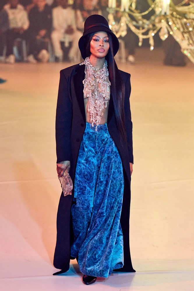 Cindy Crawford cùng dàn siêu mẫu nổi bật trên sàn diễn Paris Fashion Week