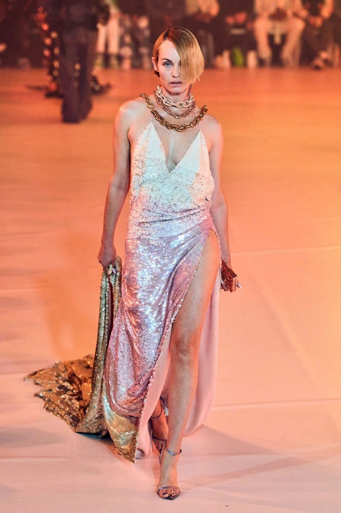 Cindy Crawford cùng dàn siêu mẫu nổi bật trên sàn diễn Paris Fashion Week