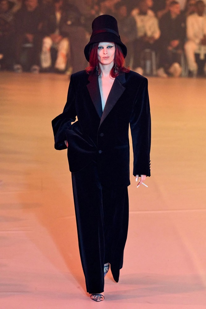 Cindy Crawford cùng dàn siêu mẫu nổi bật trên sàn diễn Paris Fashion Week