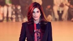 Cindy Crawford cùng dàn siêu mẫu nổi bật trên sàn diễn Paris Fashion Week