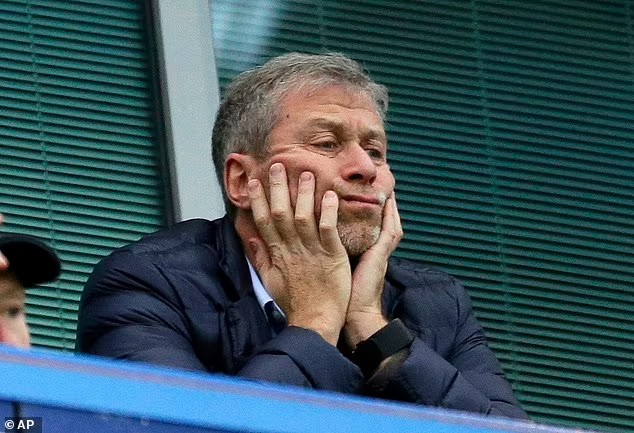 Tỷ phú Nga Roman Abramovich dường như đang cố gắng bán tất cả các biệt thự tại Anh và CLB bóng đá Chelsea. Tỷ phú Nga Roman Abramovich dường như đang cố gắng bán tất cả các biệt thự tại Anh và CLB bóng đá Chelsea.