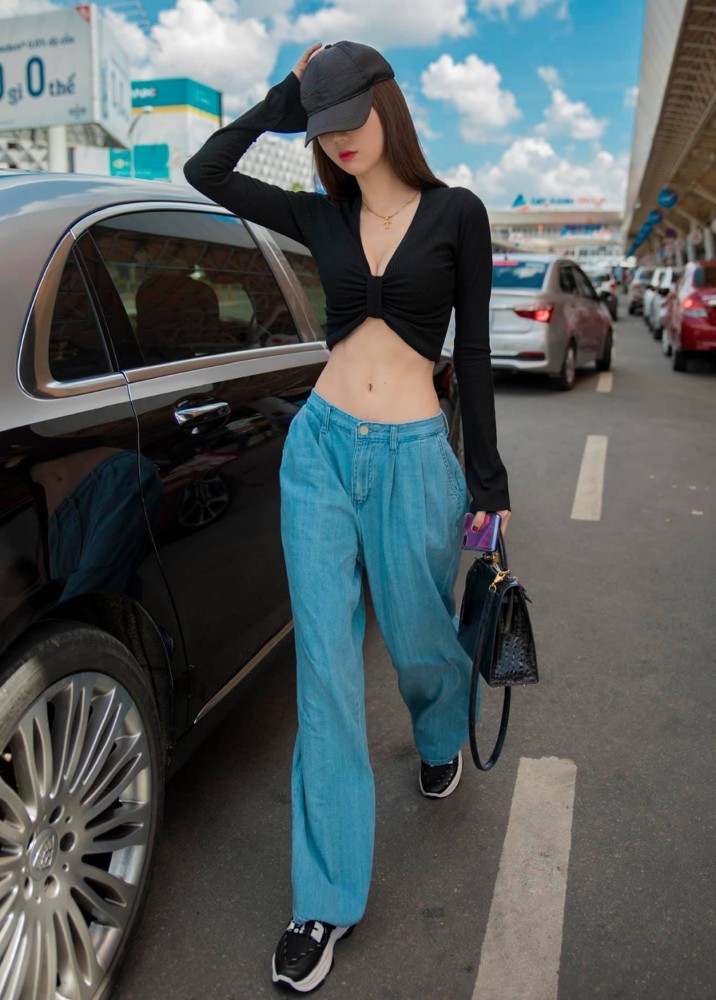 Ngọc Trinh đa dạng phong cách thời trang sân bay