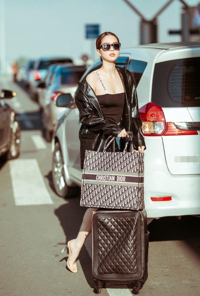 Ngọc Trinh đa dạng phong cách thời trang sân bay