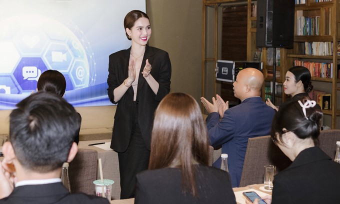 Trái ngược với style khoe da thịt bằng váy hở bạo trên phố, Ngọc Trinh chuộng trang phục tối giản khi tham gia các hoạt động kinh doanh.