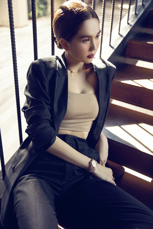 Ngắm Ngọc Trinh xinh đẹp với trang phục công sở suit thanh lịch