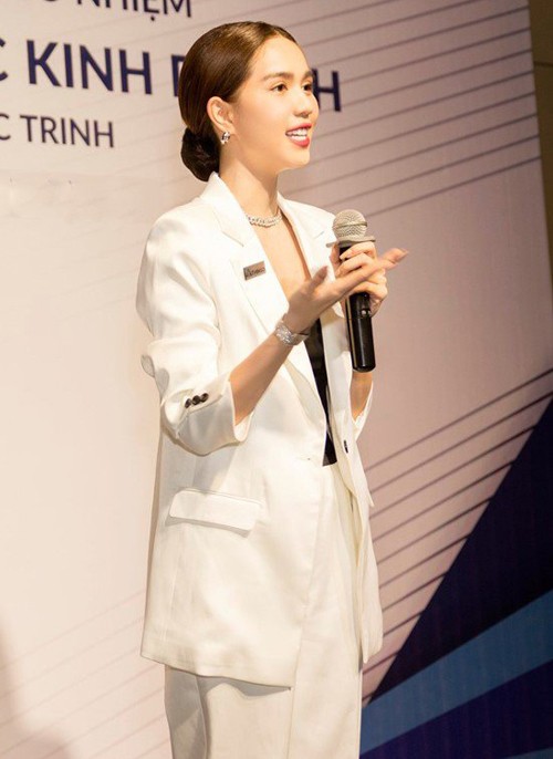 Ngắm Ngọc Trinh xinh đẹp với trang phục công sở suit thanh lịch