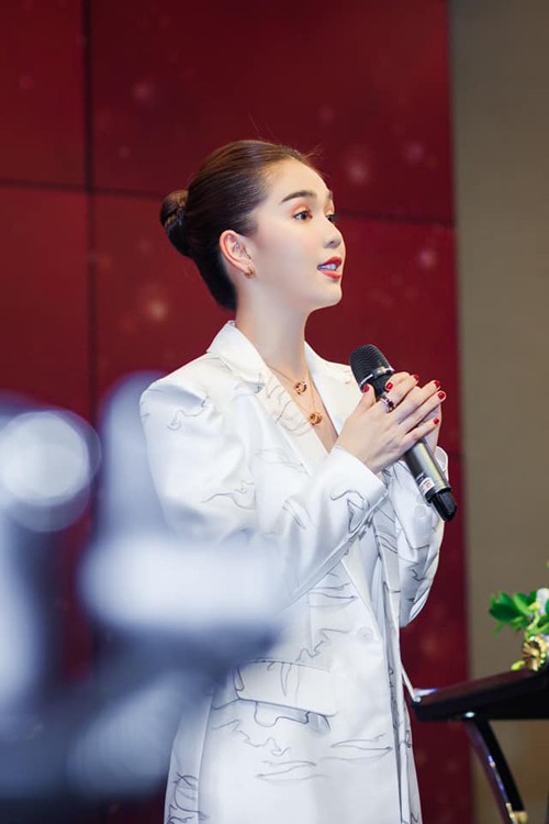 Ngắm Ngọc Trinh xinh đẹp với trang phục công sở suit thanh lịch