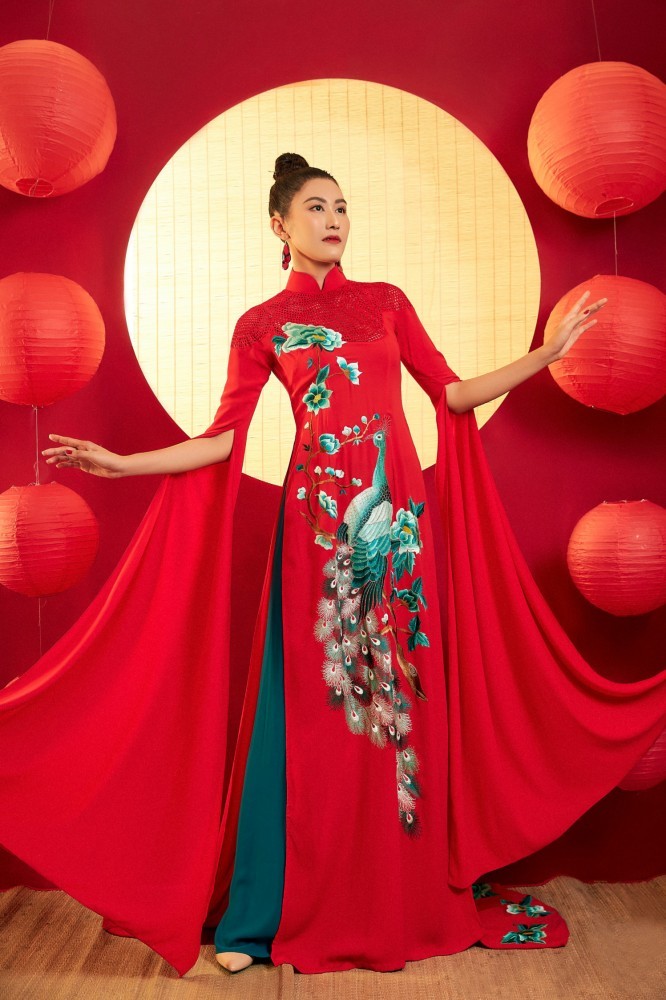 'Theo quan niệm, khổng tước là loài vật tượng trưng cho sự quyền quý, sung túc. Trong phong thủy, khổng tước còn giúp điều hòa âm, dương , thu hút vượng khí, xua đuổi năng lượng tiêu cực. Tôi mong muốn phụ nữ khi mang trên mình tà áo dài có hình chim công cũng thêm kiêu hãnh, tự hào về bản thân và luôn thu hút được những điều tích cực, hạnh phúc như loài chim này', NTK Linh Bùi nói.