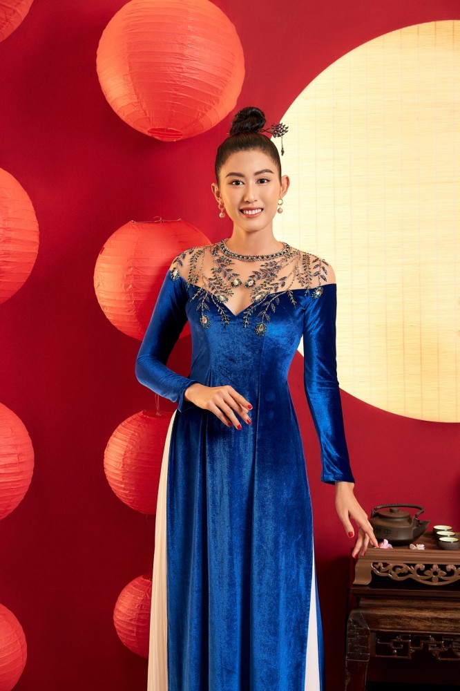 Bên cạnh các mẫu thêu kỳ công, NTK Linh Bùi cũng thêm các mẫu áo dài trơn màu vào bộ sưu tập. Các mẫu này có điểm nhấn nằm ở đường cắt xẻ phần vai, ngực, dành cho chủ nhân thích sự tối giản. Phần cổ được may bằng voan trong, đính kết đá để đảm bảo sự kín đáo, thanh lịch.