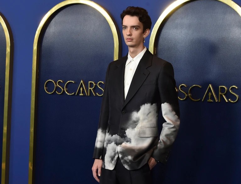 Bạn diễn trẻ của Benedict là Kodi Smit-McPhee góp mặt trong hạng mục Nam diễn viên phụ xuất sắc.