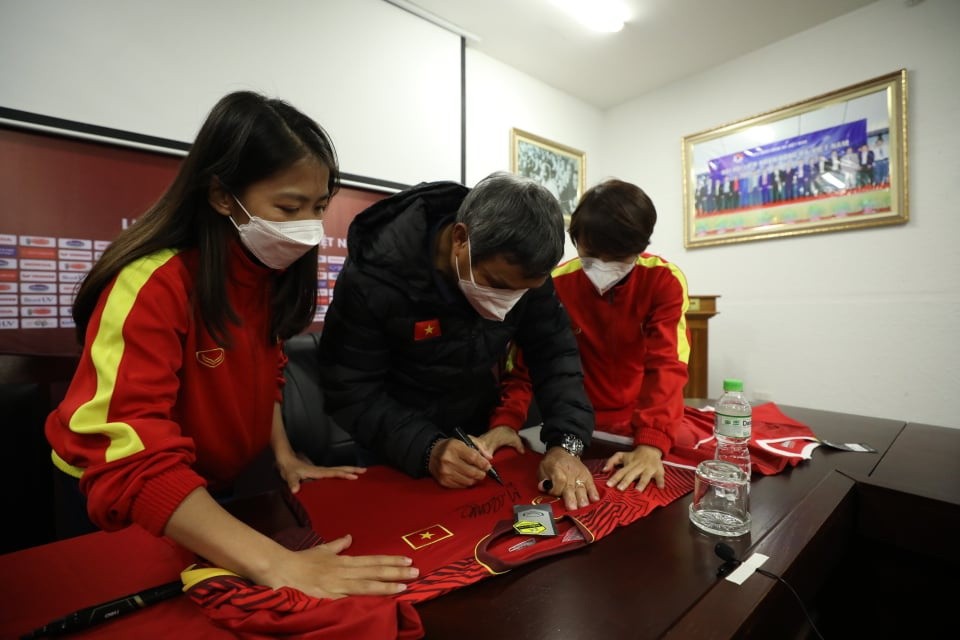 Nữ tiền đạo Huỳnh Nhu và HLV Mai Đức Chung tâm sự ngày 8/3 Nữ tiền đạo Huỳnh Nhu và HLV Mai Đức Chung tâm sự ngày 8/3