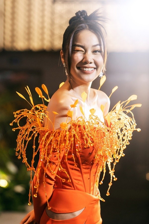 Siêu mẫu Thanh Hằng rực rỡ bên MC Kỳ Duyên và nam diễn viên Quốc Trường