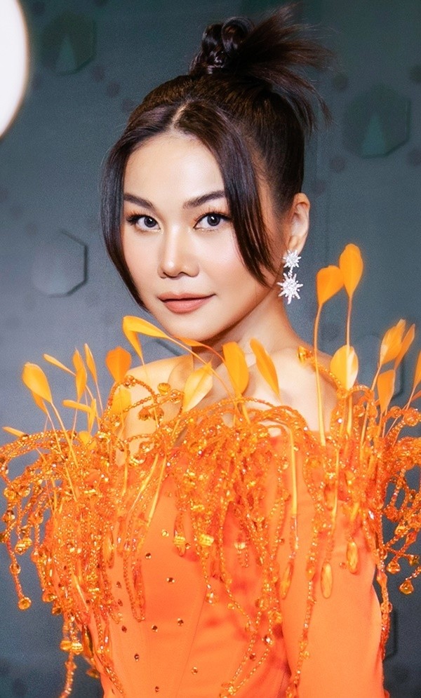 Siêu mẫu Thanh Hằng rực rỡ bên MC Kỳ Duyên và nam diễn viên Quốc Trường