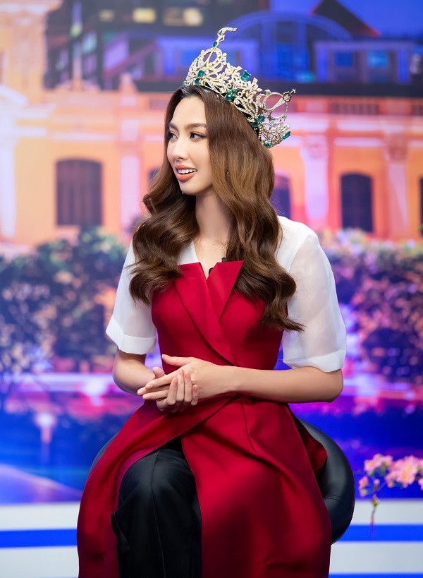 Hoa hậu Thùy Tiên thanh lịch với sắc đỏ và trắng