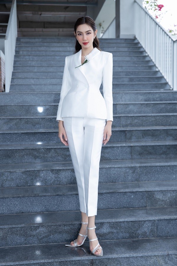 Hoa hậu Thùy Tiên thanh lịch với sắc đỏ và trắng