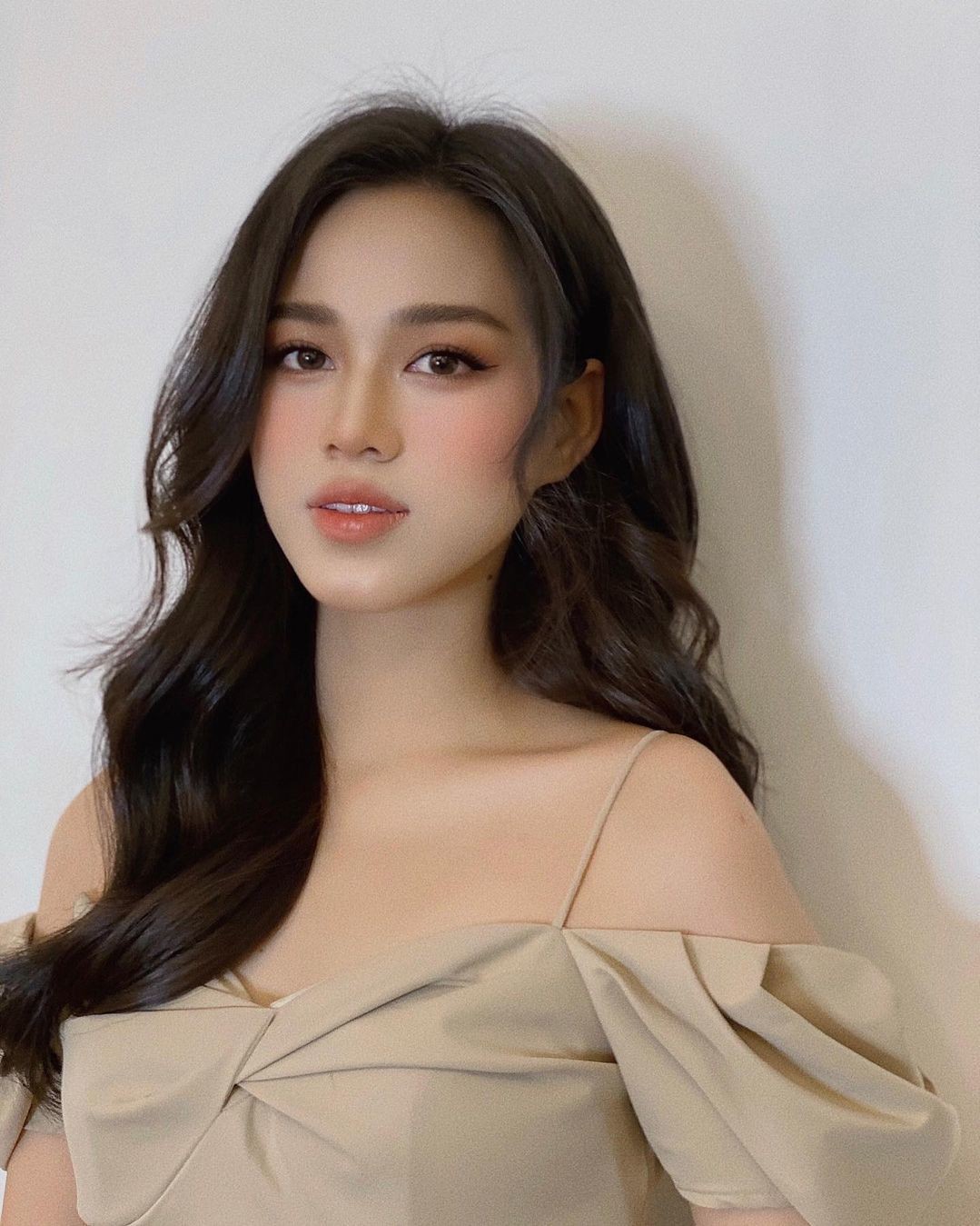 Hoa hậu Đỗ Thị Hà trưởng thành qua phong cách trang điểm