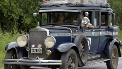 Hành trình 22 năm của một gia đình tự lái xe đi vòng quanh thế giới