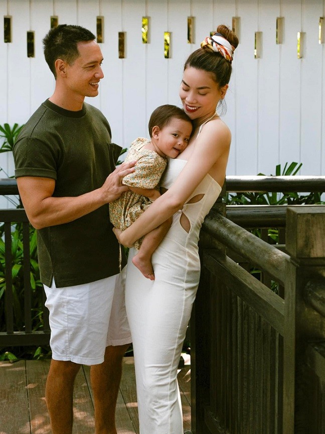 Hồ Ngọc Hà khoe vóc dáng gọn gàng với chiếc váy trắng ôm sát body, còn Kim Lý mạnh mẽ cùng quần shorts trắng và áo thun màu xanh quân đội. Cặp sao được khen với hình ảnh đẹp đôi trong chuyến nghỉ dưỡng ở Đà Nẵng mới đây.